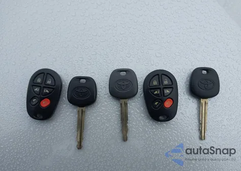 2008 Toyota Sienna Xle z USA, uszkodzony, nr VIN 5TDZK22C58S145841